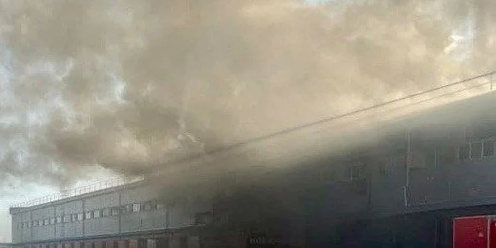 Пожежа на логістичному терміналі Нової пошти у Дніпровському районі Дніпра після російського удару