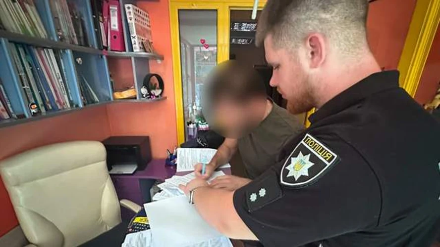 У Хмельницькому повідомили про підозру директору мовного центру: деталі справи