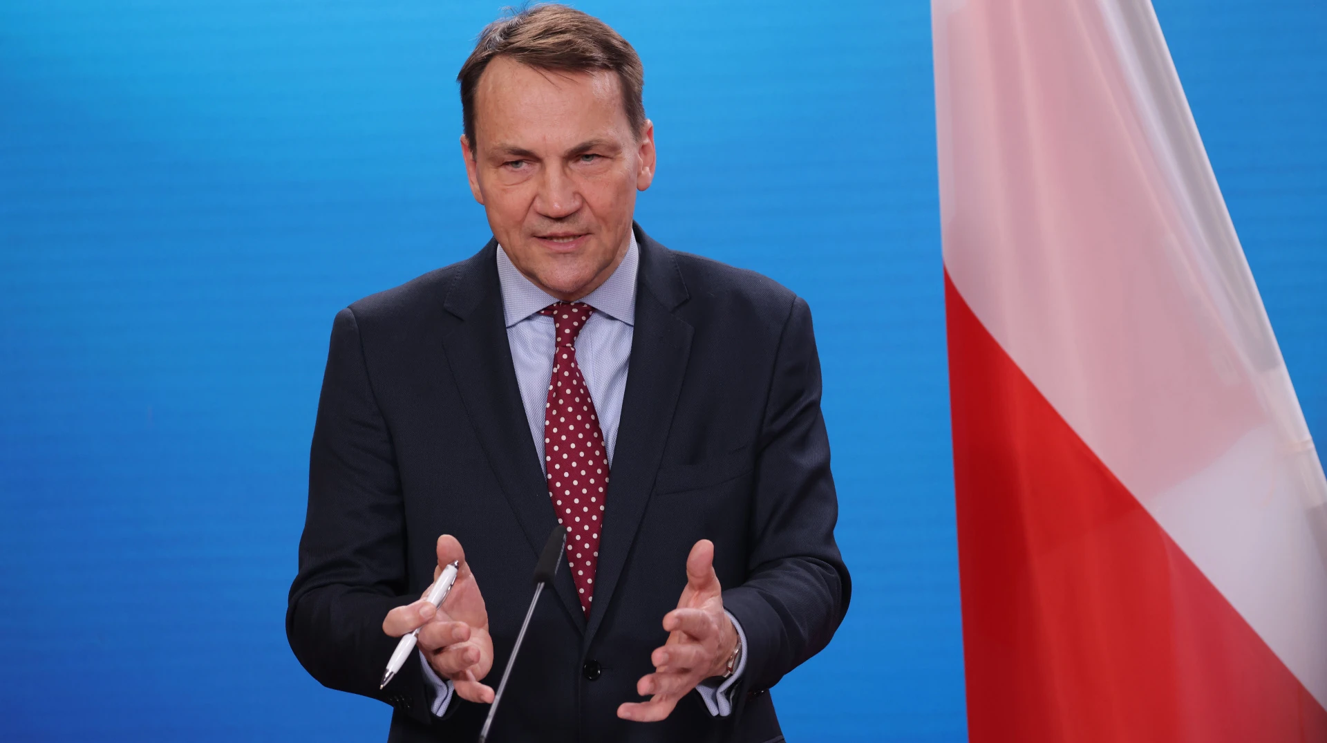 Сікорський 28 серпня закликав пришвидшити підготовку Польщі до оборони через обіцянки Путіна