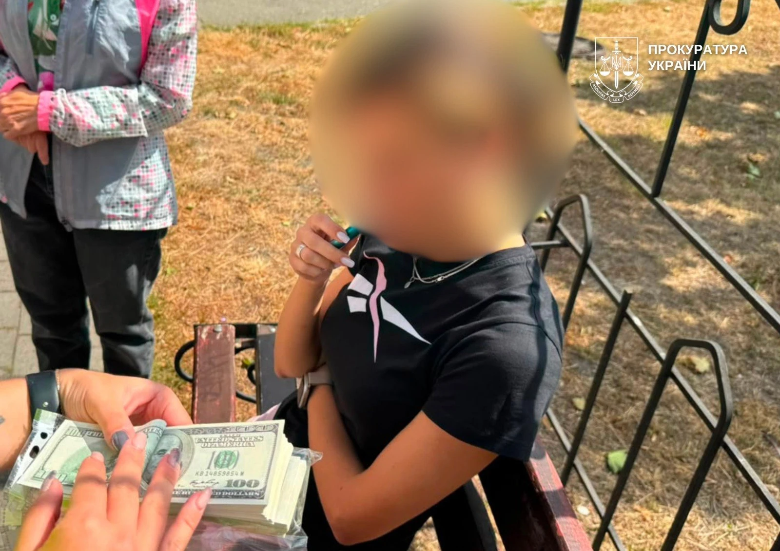 Хабар у 20 тисяч доларів: у Києві затримали очільницю районної організації Червоного Хреста