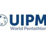 Логотип UIPM на тлі етапу Кубка світу з сучасного п'ятиборства