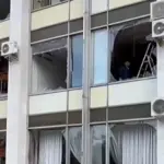 Пошкоджений дах та аудиторії п'ятого корпусу Кременчуцького національного університету після удару безпілотника