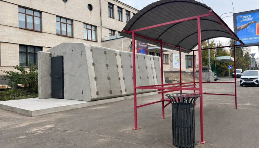 Біля зупинки на Берестейському проспекті в Києві монтують першу мобільну споруду-укриття