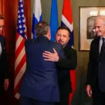 Володимир Зеленський і Стів Віткофф обіймаються в Осло, поруч Йонас Гар Стер і Александр Стубб