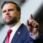 Палаюча будівля мерії XIX століття у французькому Ліможі під час нічних протестів